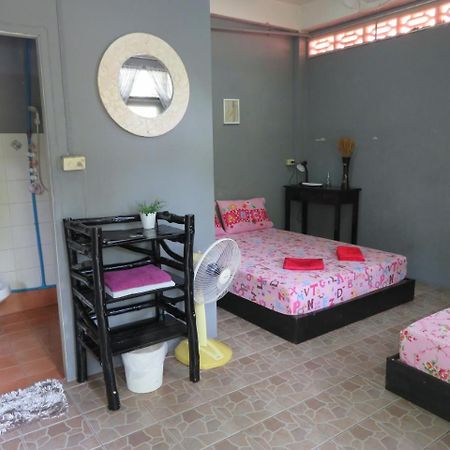 Same Same Guesthouse, Bar & Restaurant (Adults Only) Хаад Рин Екстериор снимка