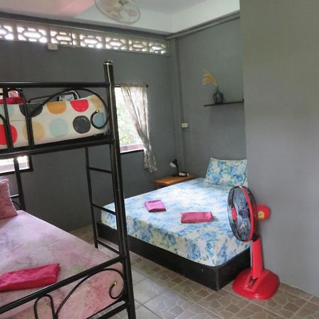 Same Same Guesthouse, Bar & Restaurant (Adults Only) Хаад Рин Екстериор снимка